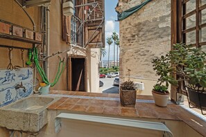 Interior - Colorful joyful and whimsical house with glimpses of the sea and folkloric scents (Palermo)