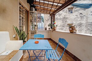 Outdoor dining - Colorful joyful and whimsical house with glimpses of the sea and folkloric scents (Palermo)