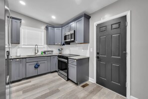 Fridge, microwave, oven, stovetop - Vine City Charm,Comfortable Westside Atlanta Retreat near Mercedes-Benz Stadium. (Atlanta)