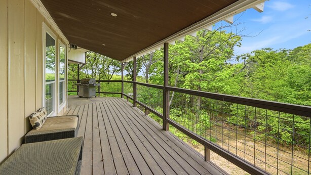 A wooden deck with a railing, a bench, and a grill. - Peaceful 3-bedroom house with AC in charming Kingston (Kingston)