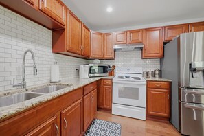 Private kitchen - Peaceful 3-bedroom house with AC in charming Kingston (Kingston)