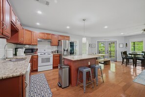 Private kitchen - Peaceful 3-bedroom house with AC in charming Kingston (Kingston)