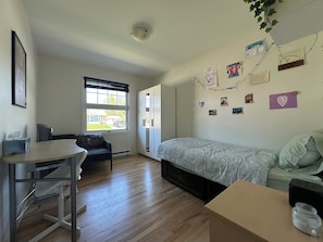 5 bedrooms, iron/ironing board, WiFi, bed sheets