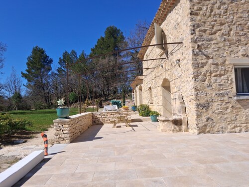 Propriété de charme au cœur de la nature provençale luberon