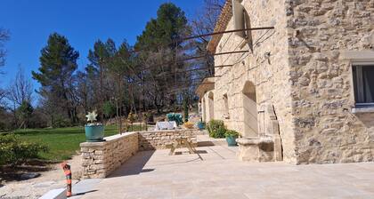 PropriĂ©tĂ© de charme au cĆur de la nature provençale luberon