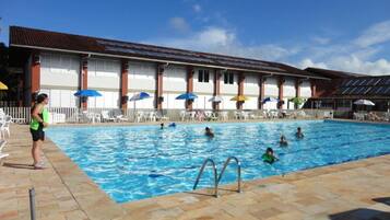 2 piscinas externas, guarda-sóis, espreguiçadeiras