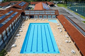 2 buitenzwembaden, parasols bij het zwembad en ligstoelen