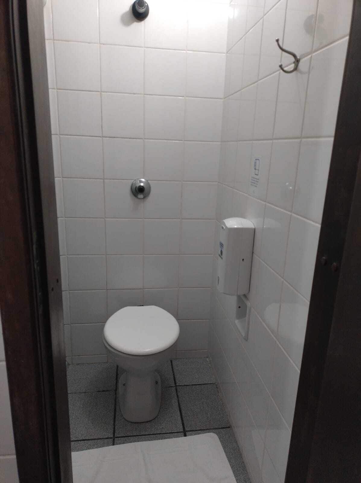 Chuveiro, toalhas de banho, sabonete, shampoo