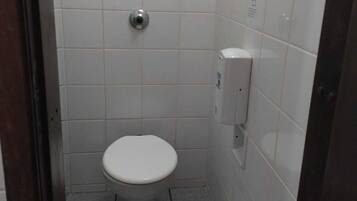 Chuveiro, toalhas de banho, sabonete, shampoo