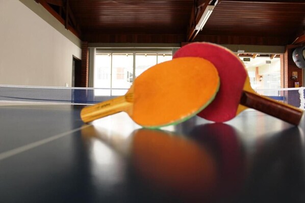 Un tavolo da ping pong con due racchette.