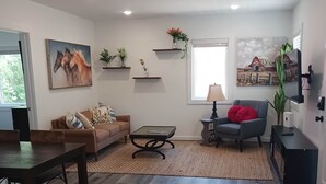 Un salon moderne avec un canapé, une table basse et un meuble pour la télévision.