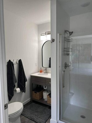 Bathroom - Trailside Cottage | Spacious 2BR Near Greenfront (Farmville)