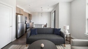 Smart TV - Landing | Amazing 1BD, Pool, Gym (Nashville)