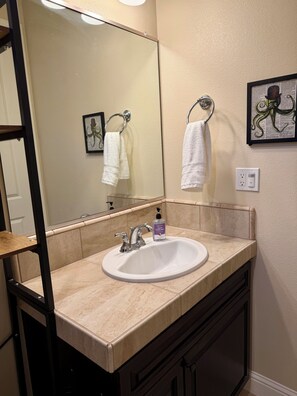 Bathroom - Cozy 1-bedroom studio in lovely Clovis with AC, unit 3 (Clovis)