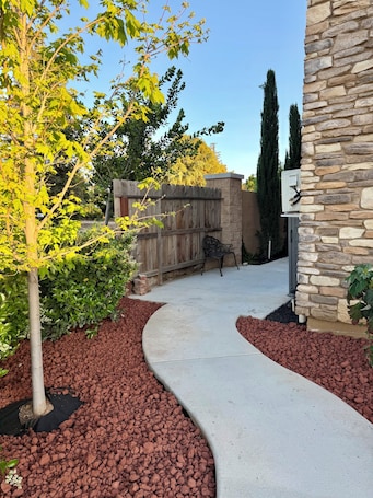 Property grounds. Suite #3 Full Private Studio - Newly Renovated