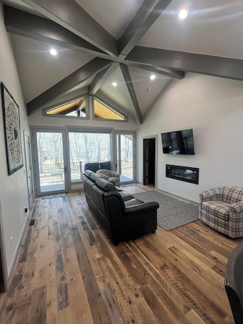 TV. 2-bedroom, 2nd story ranchette apartment for relaxing in beautiful Mackay Idaho