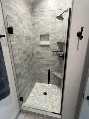 Shower, hair dryer, towels, soap - 2-bedroom, 2nd story ranchette apartment for relaxing in beautiful Mackay Idaho (Mackay)