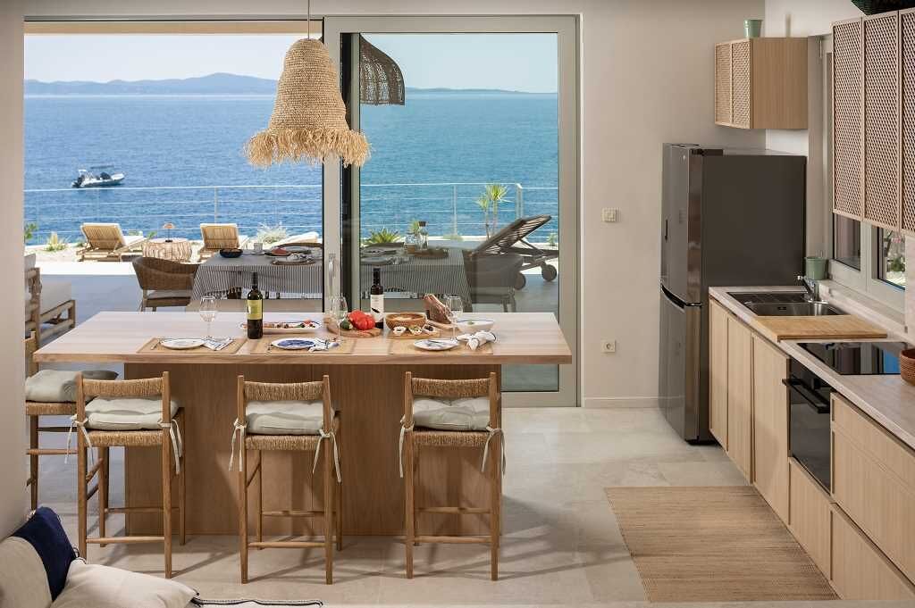 Microwave, oven, dishwasher, coffee/tea maker