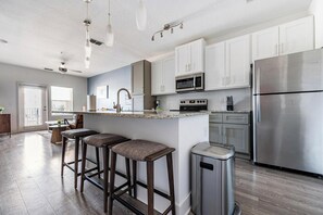 Fridge, dining tables - Landing | Stylish 1BD, Pool, Clubhouse (Venice)