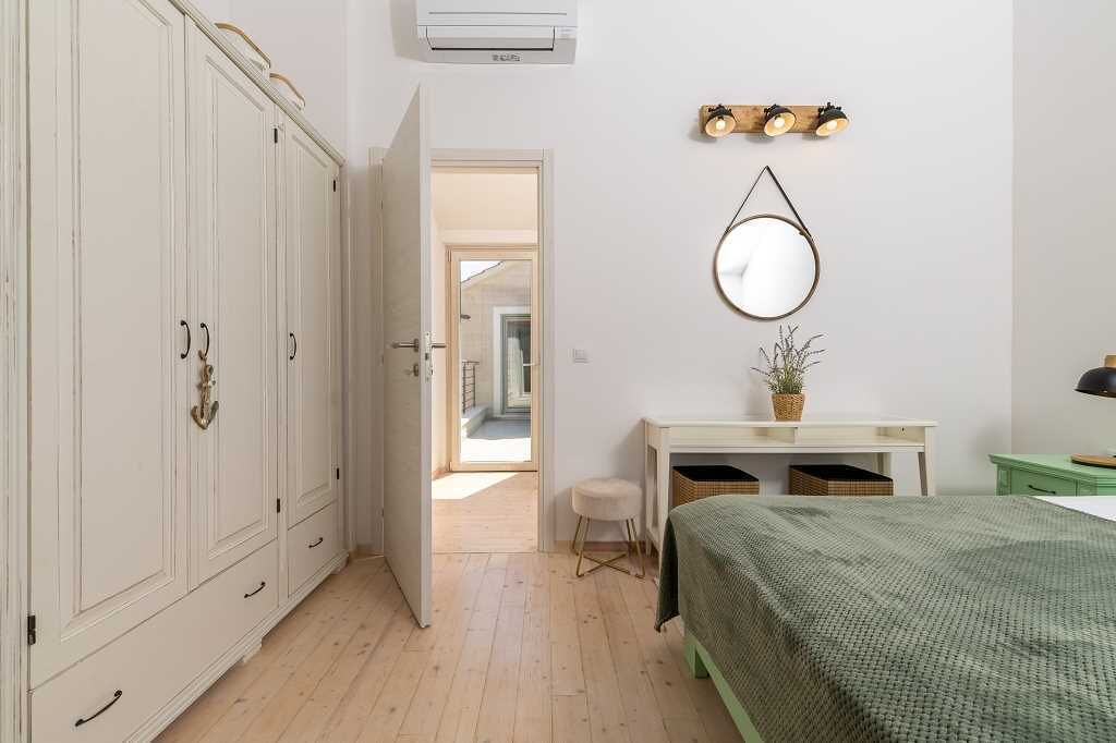 4 bedrooms, iron/ironing board, bed sheets