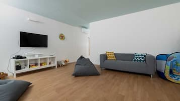 Smart TV, DVD player, stereo