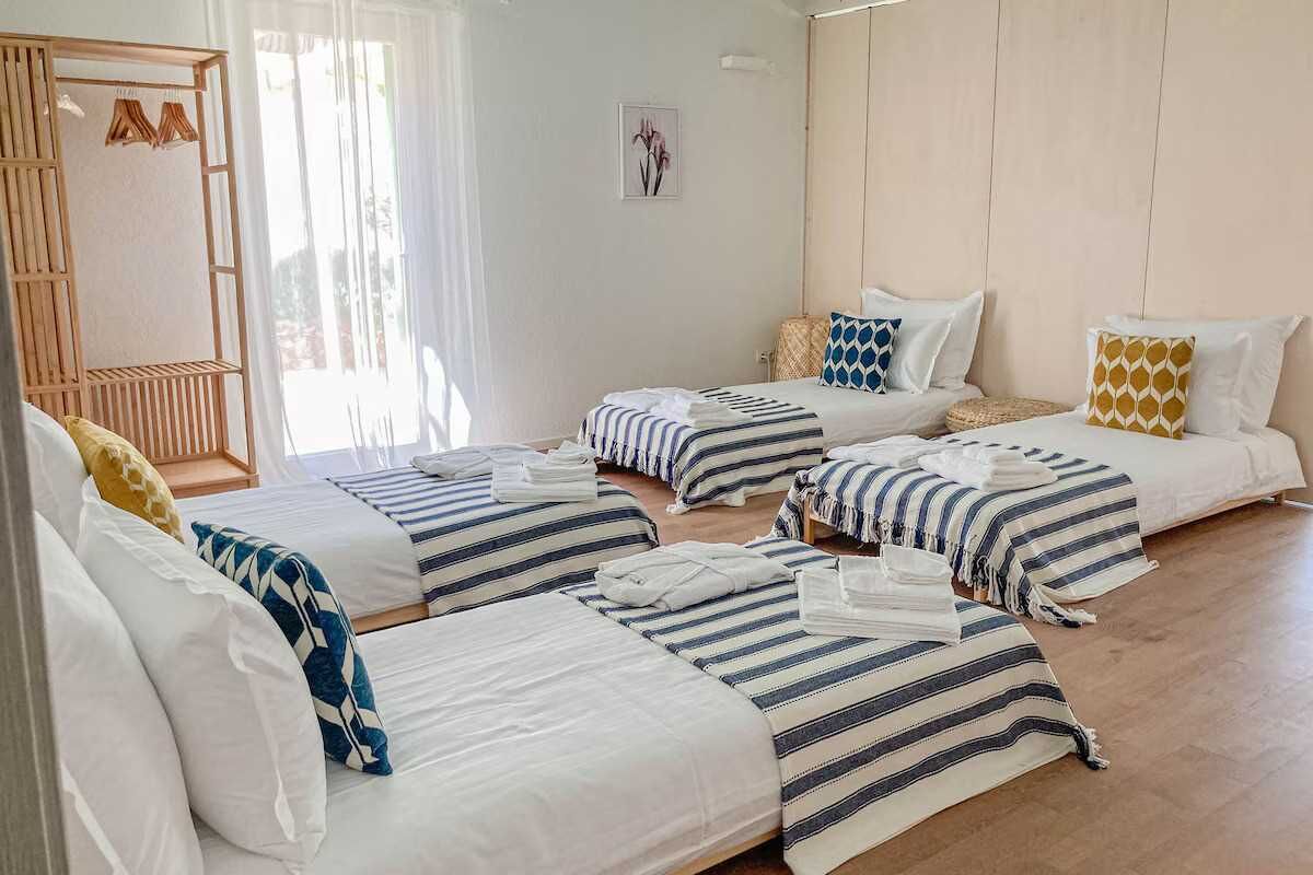 4 bedrooms, iron/ironing board, bed sheets