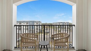 Property grounds - Landing | Chic 1BD, Pool, Clubhouse (Venice)