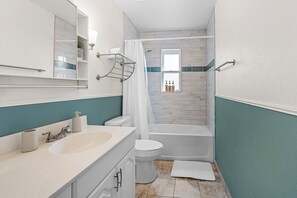 Douche, sèche-cheveux, serviettes fournies, savon