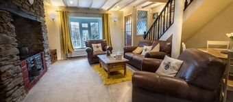 Bumble Cottage - Parking - Pet - Garden - Sleeps 4