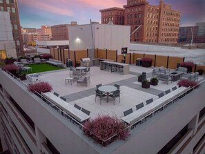 Outdoor dining - Landing | Amazing 1BD, Game Room, Yoga Studio (Kansas City)