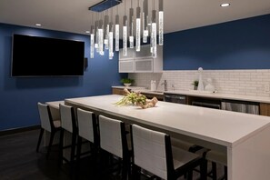 Dining - Landing | Amazing 1BD, Game Room, Yoga Studio (Kansas City)