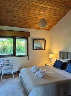 3 bedrooms, desk, WiFi, bed sheets - Casa das Mós - Rural house with swimming pool and mountain views (Amarante)