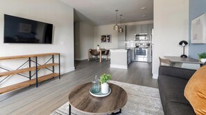 Smart TV - Landing | Modern 1BD, Gym (Saint Johns)