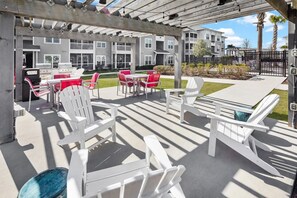 Outdoor dining - Landing | Modern 1BD, Gym (Saint Johns)