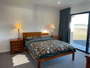 Room - Piper's Grove - a luxury modern farmhouse retreat near Lake George (Currawang)