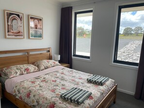 4 habitaciones, tabla de planchar con plancha, wifi y ropa de cama 