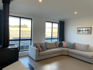 Living area - Piper's Grove - a luxury modern farmhouse retreat near Lake George (Currawang)