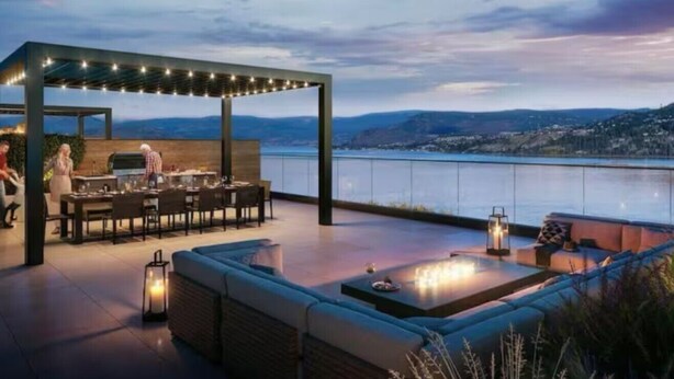 Un patio al aire libre con comedor, asientos y vistas de la ciudad.