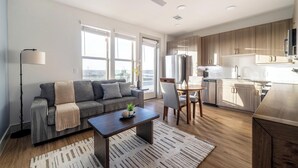 Eine moderne Wohnung mit Wohnzimmer, Essbereich und Küche.