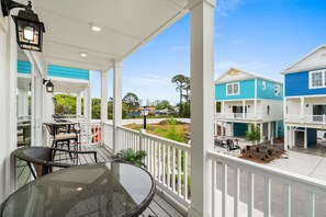 Outdoor dining - Brand New Coastal Luxury -Walk to Beach (Myrtle Beach)