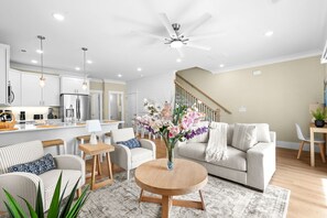 TV - Brand New Coastal Luxury -Walk to Beach (Myrtle Beach)