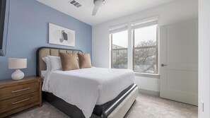 1 habitación, escritorio, tabla de planchar con plancha y wifi 