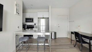 Kühlschrank, Esstisch