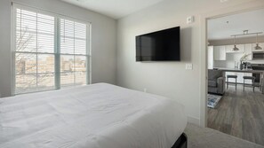 1 bedroom, desk, iron/ironing board, WiFi - Landing | Modern 1BD, Courtyard, Game Room (Richmond)