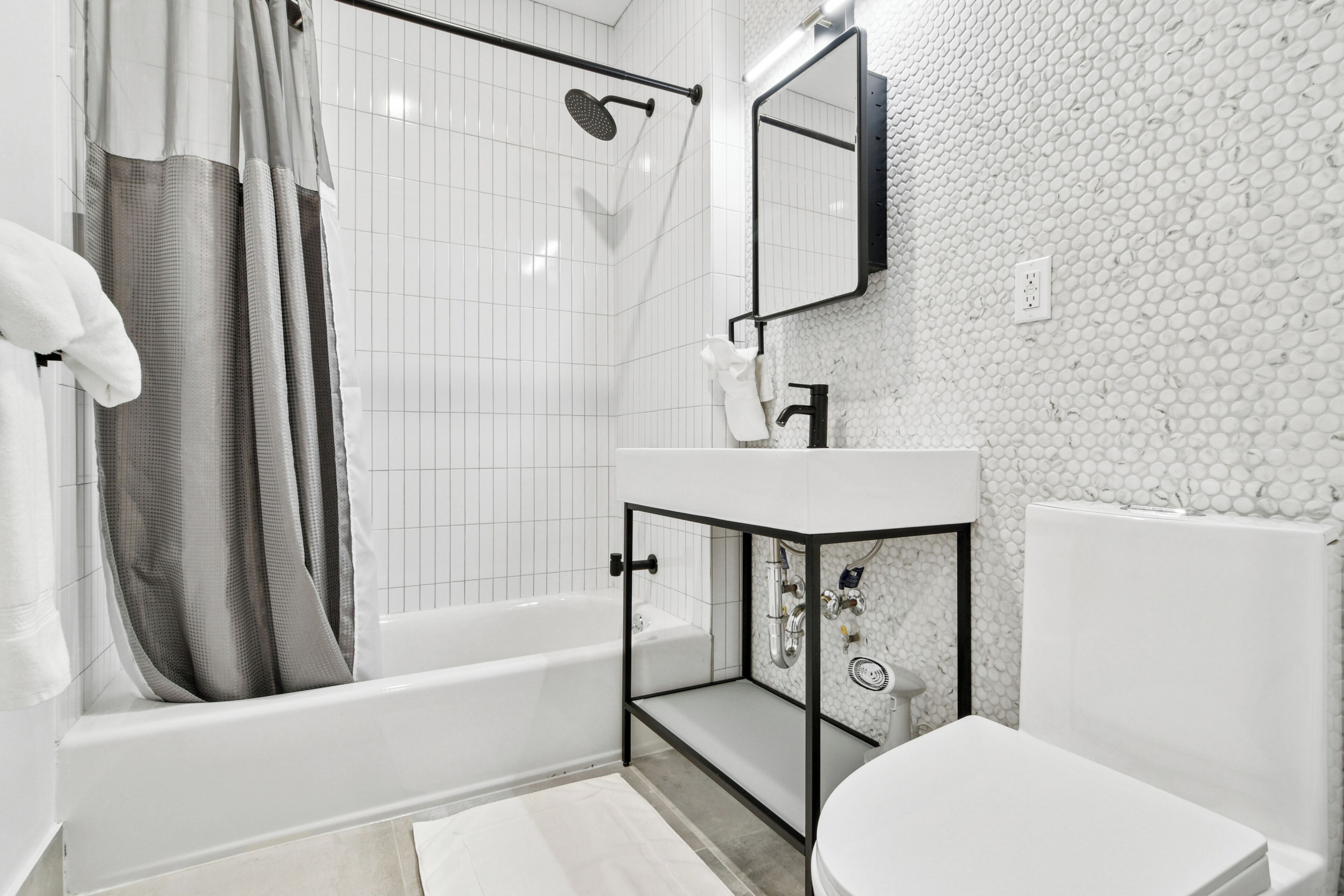 Ein modernes Badezimmer mit Badewanne, Dusche und Toilette.