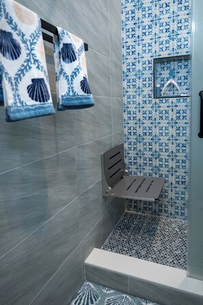 Shower, hair dryer, towels, soap - Cozy 1-bedroom apartment in charming west Kendall  with AC, pool and lake (Miami)