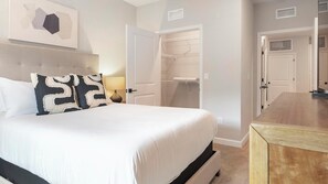Ein Schlafzimmer mit Bett, Nachttisch und Kleiderschrank.