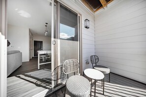 Terrace/patio - Landing | Beautiful 1BD, Gym, Clubhouse (Cleveland)