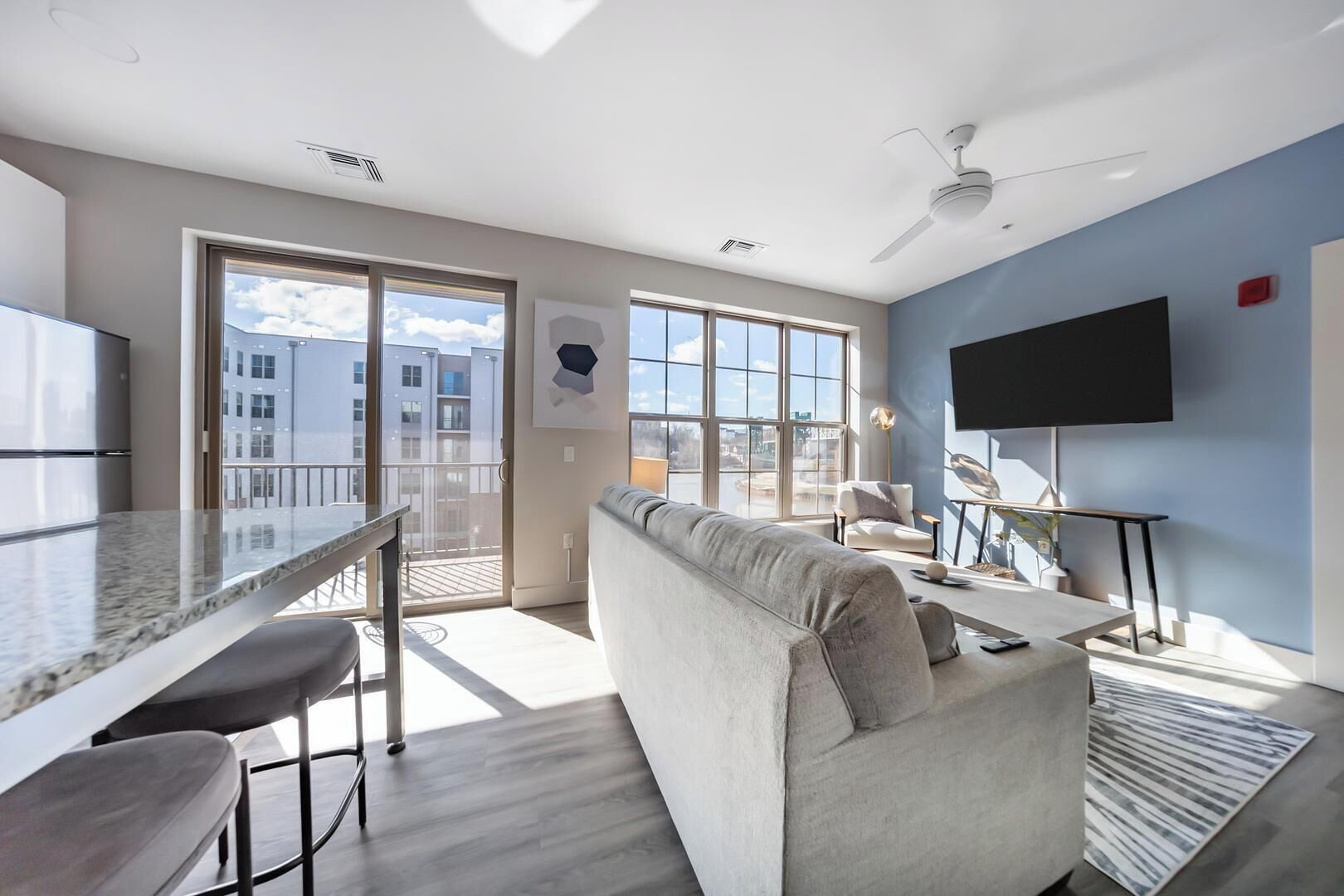 Eine moderne Wohnung mit Küche, Essbereich und Wohnzimmer.