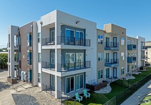 Exterior - Landing | Chic 2BD, Gym (Waco)